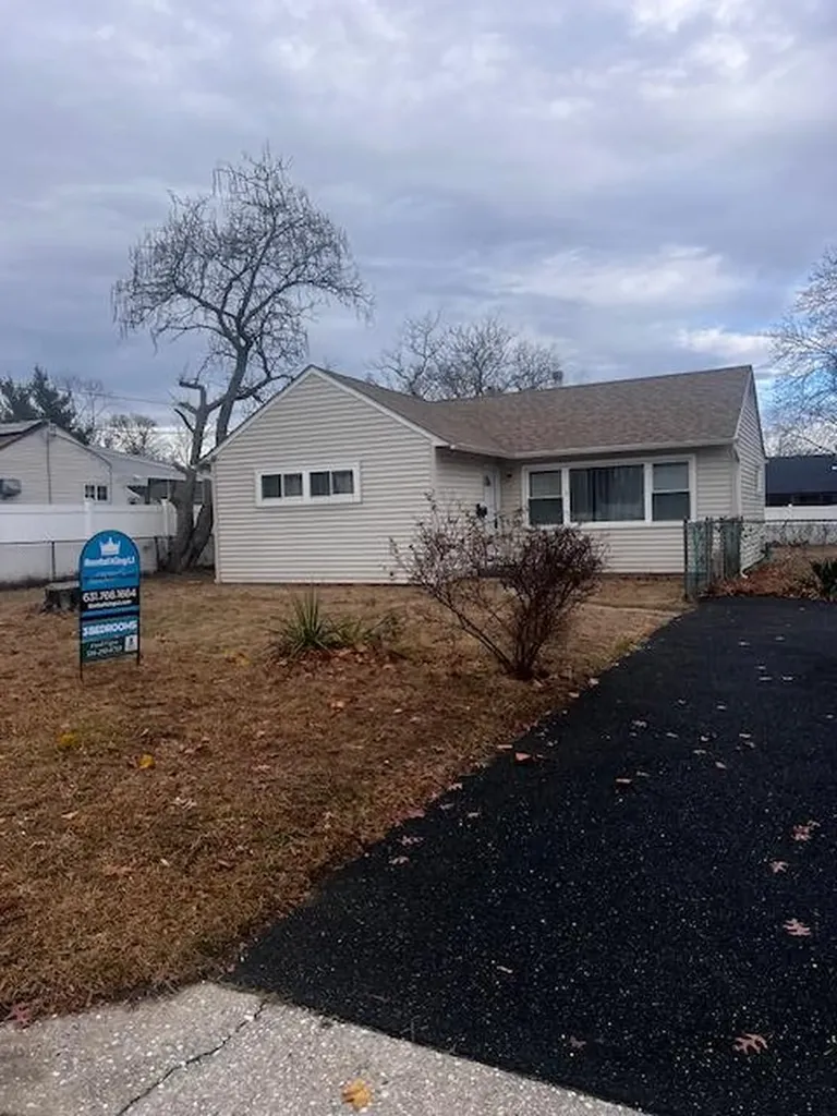 7 E Maple Street Central Islip NY 11722