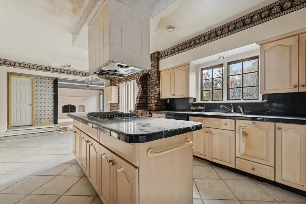 28 Mcculloch Drive Dix Hills NY 11746
