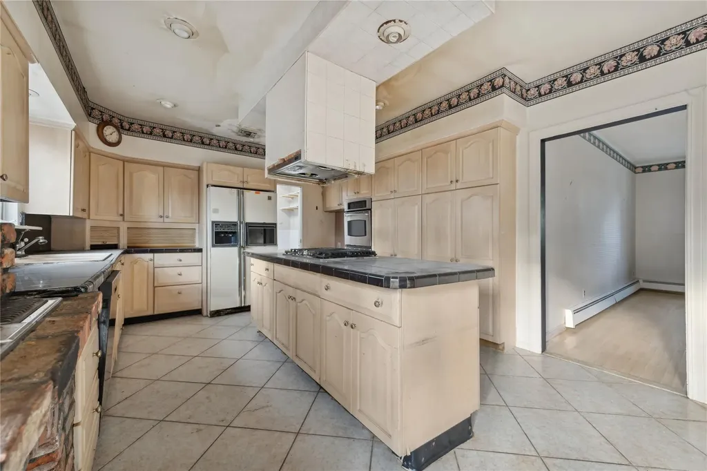 28 Mcculloch Drive Dix Hills NY 11746