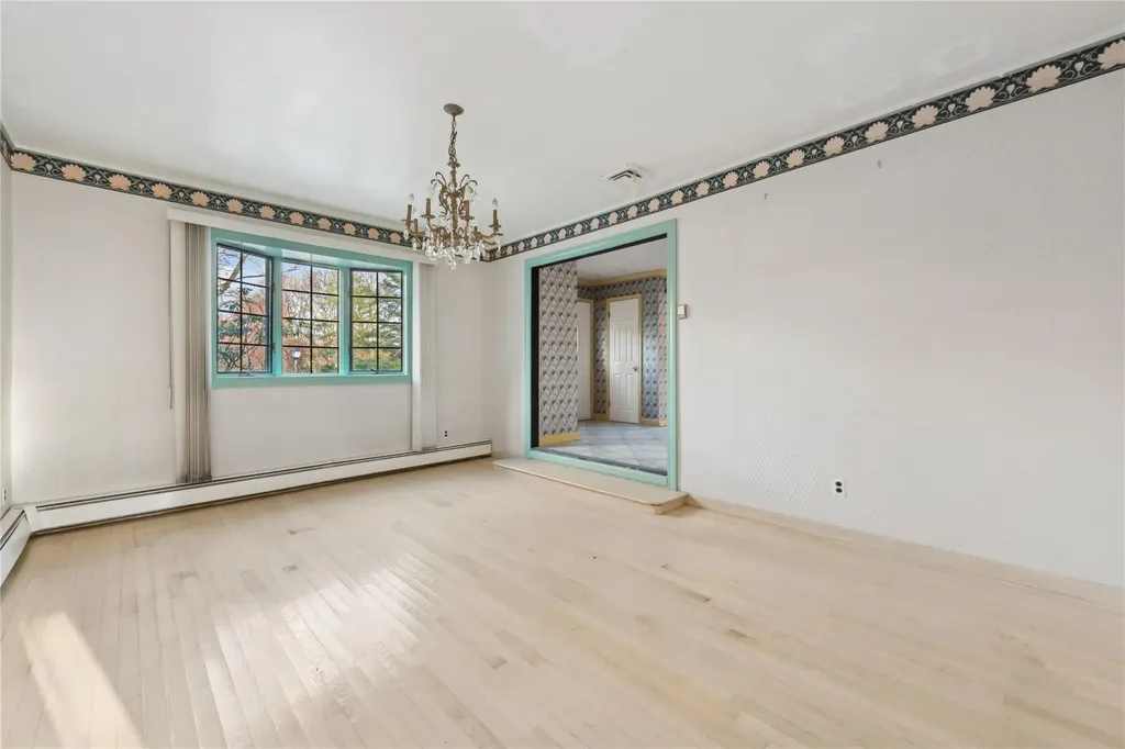 28 Mcculloch Drive Dix Hills NY 11746