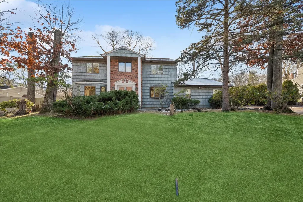 28 Mcculloch Drive Dix Hills NY 11746