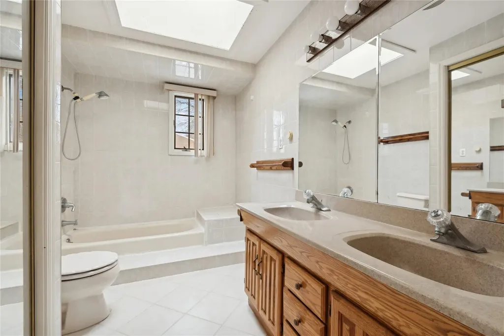 28 Mcculloch Drive Dix Hills NY 11746
