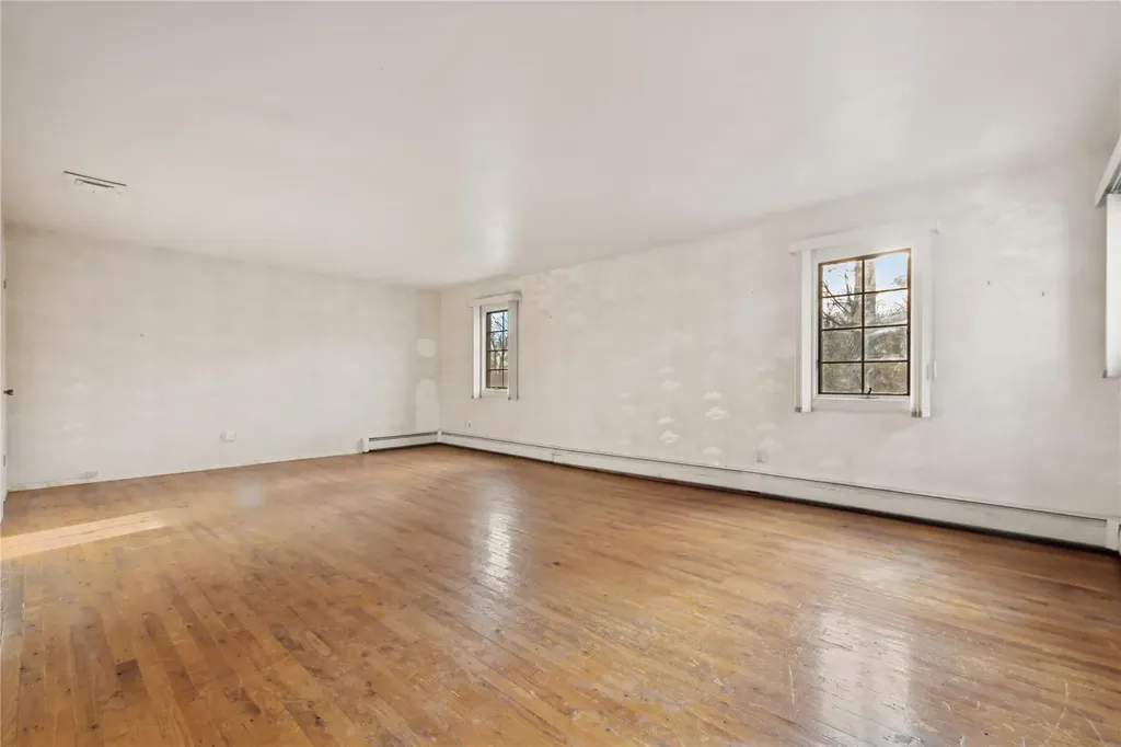 28 Mcculloch Drive Dix Hills NY 11746