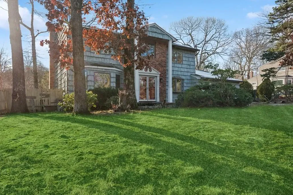 28 Mcculloch Drive Dix Hills NY 11746