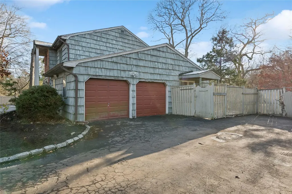 28 Mcculloch Drive Dix Hills NY 11746
