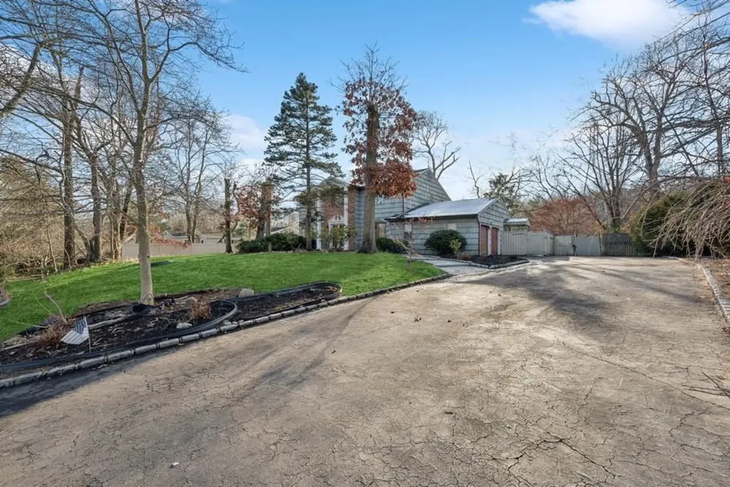 28 Mcculloch Drive Dix Hills NY 11746