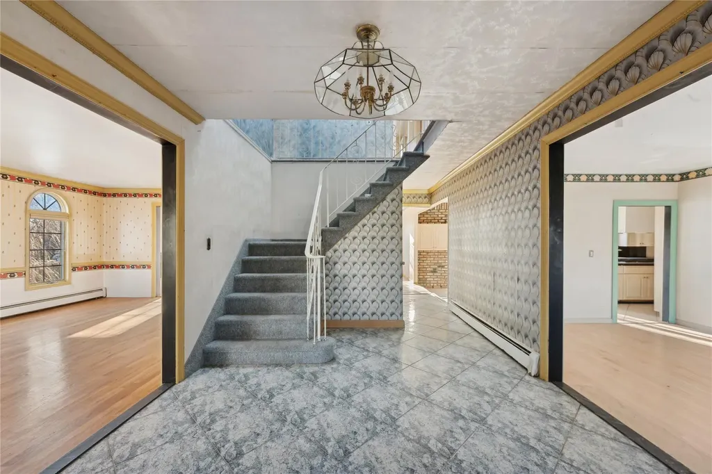 28 Mcculloch Drive Dix Hills NY 11746