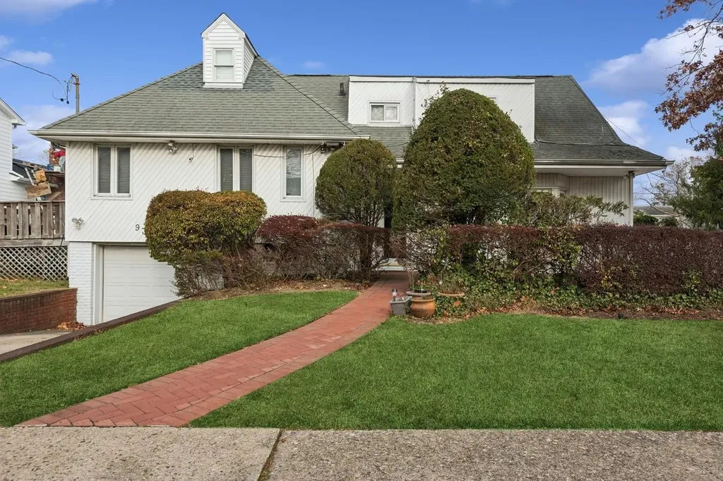 934 Eileen Terrace Woodmere NY 11598
