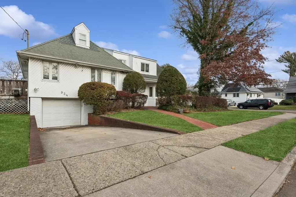 934 Eileen Terrace Woodmere NY 11598