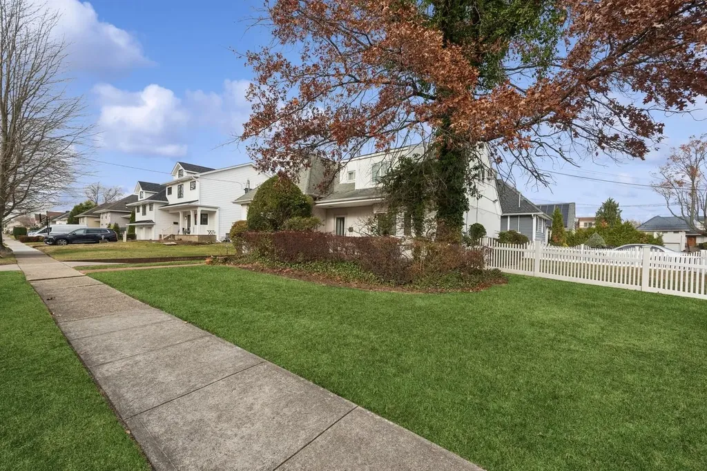 934 Eileen Terrace Woodmere NY 11598