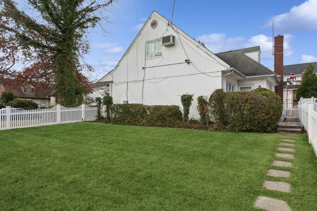 934 Eileen Terrace Woodmere NY 11598