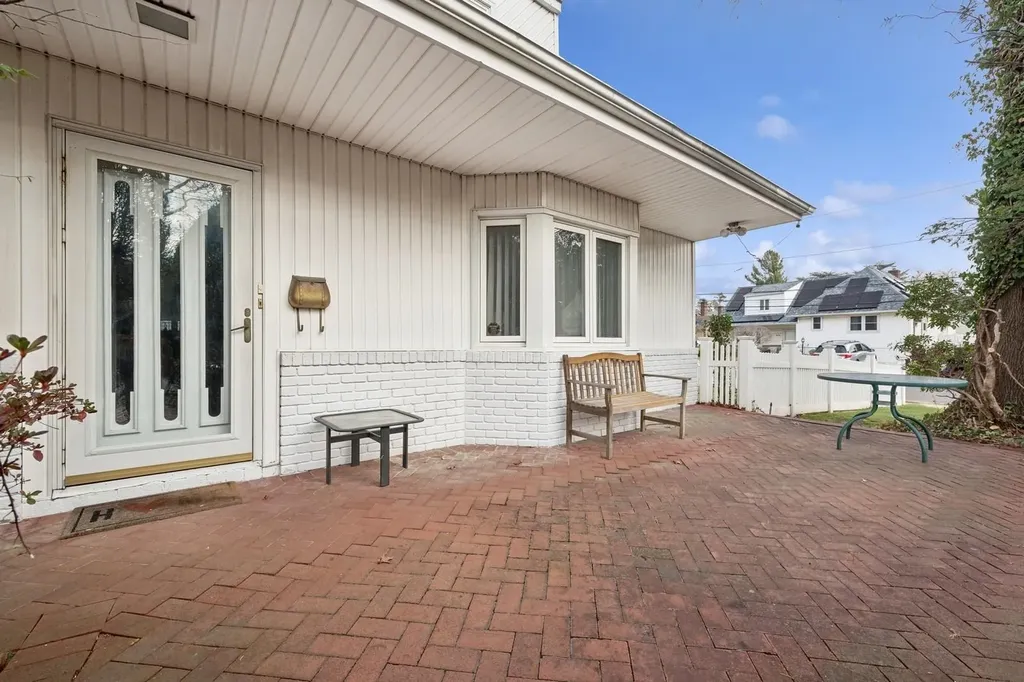 934 Eileen Terrace Woodmere NY 11598
