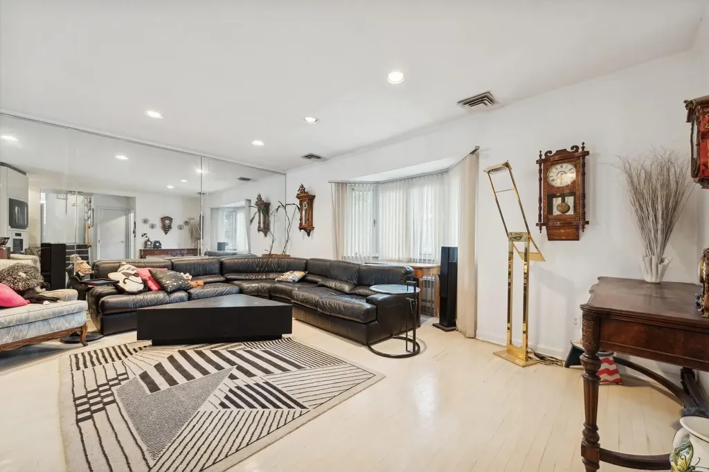 934 Eileen Terrace Woodmere NY 11598