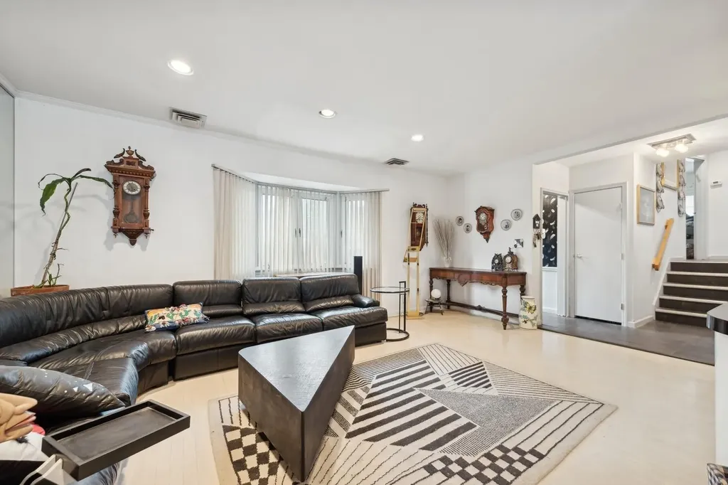 934 Eileen Terrace Woodmere NY 11598