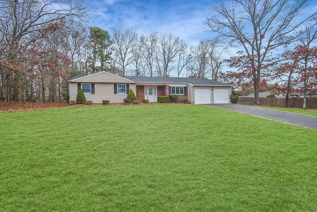 23 Hirsch Avenue Coram NY 11727
