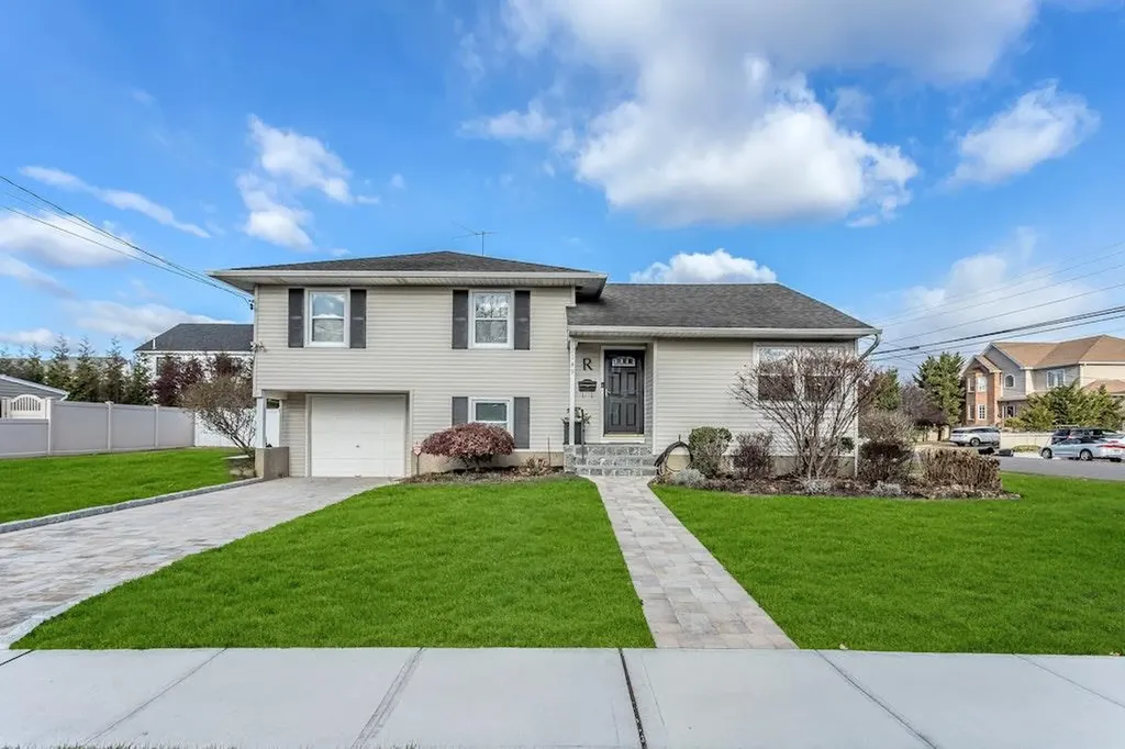 2149 Shoreham Way Merrick NY 11566