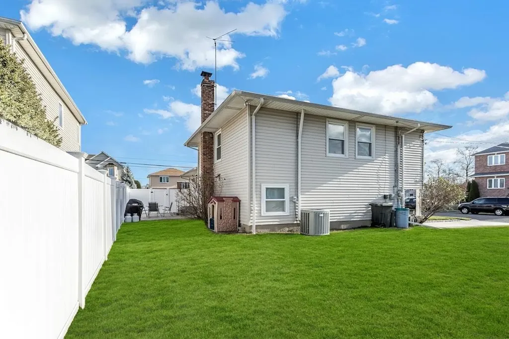 2149 Shoreham Way Merrick NY 11566