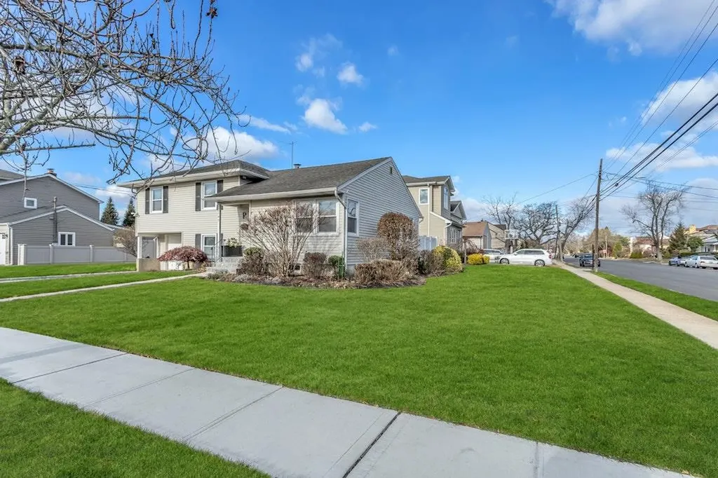 2149 Shoreham Way Merrick NY 11566