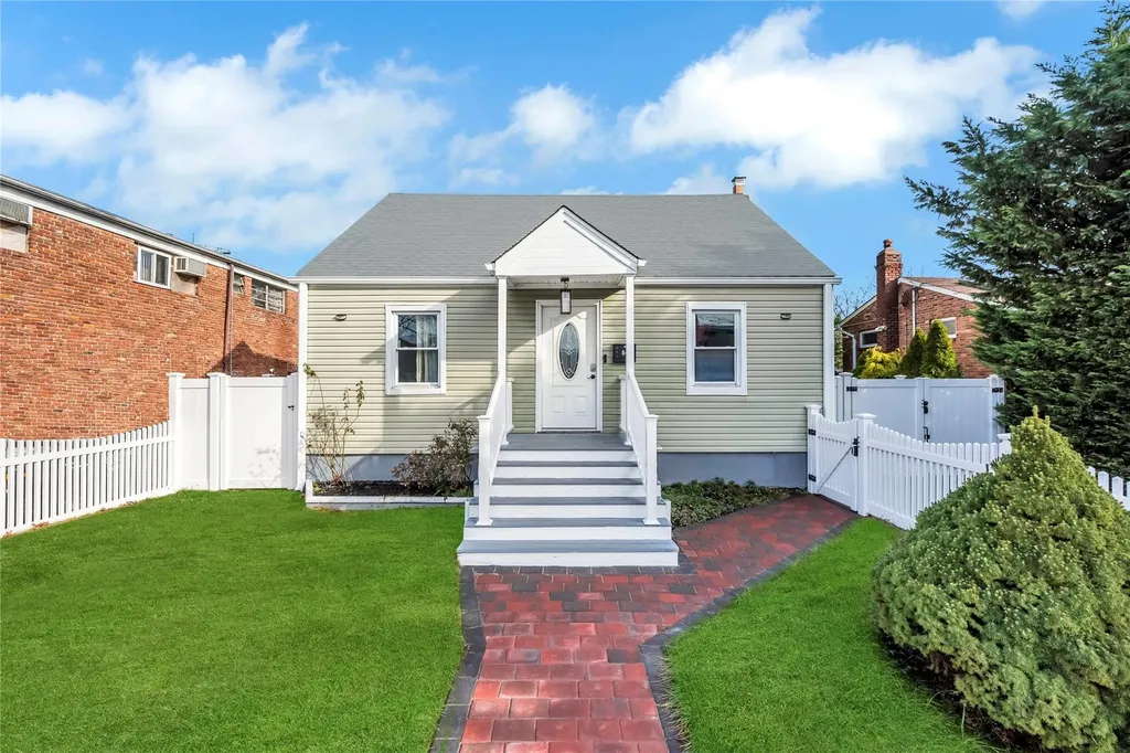 847 N Clinton Avenue Babylon NY 11757