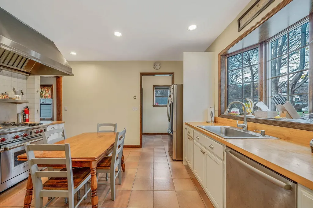 397 Split Rock Road Syosset NY 11791