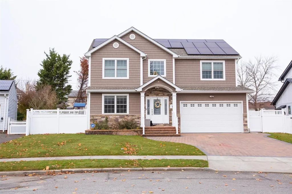 8 Lillian Lane Plainview NY 11803