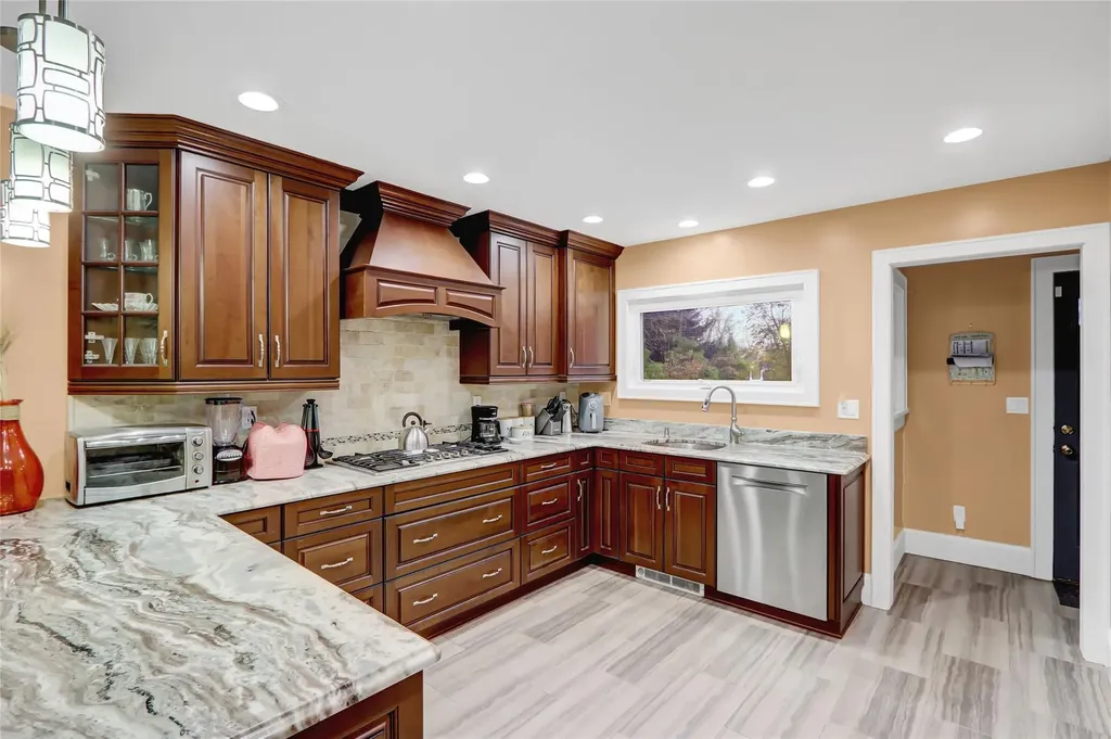 26 Lanier Lane Bay Shore NY 11706