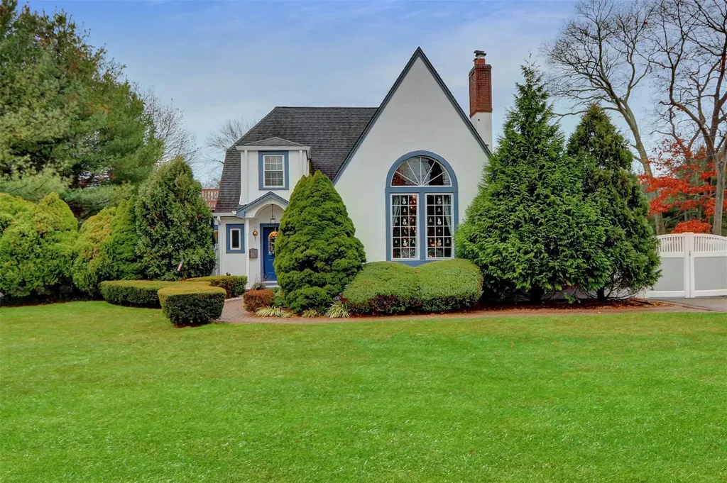 26 Lanier Lane Bay Shore NY 11706
