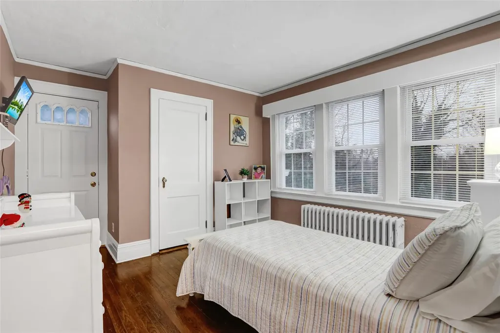 26 Lanier Lane Bay Shore NY 11706