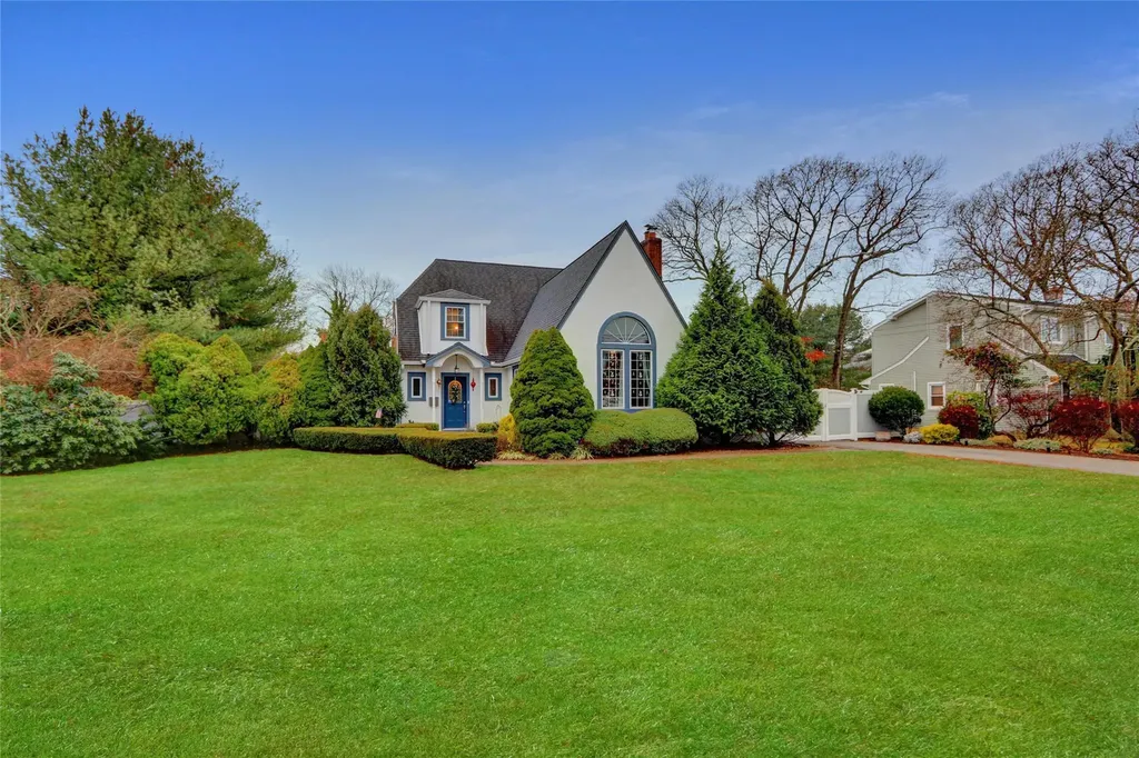 26 Lanier Lane Bay Shore NY 11706