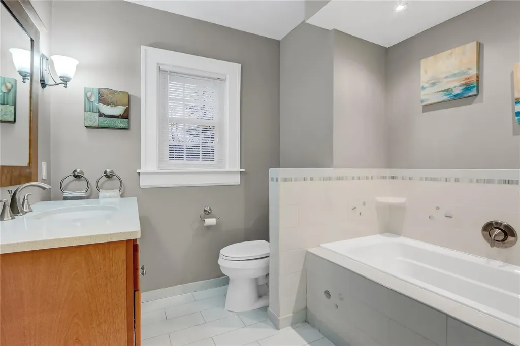 26 Lanier Lane Bay Shore NY 11706