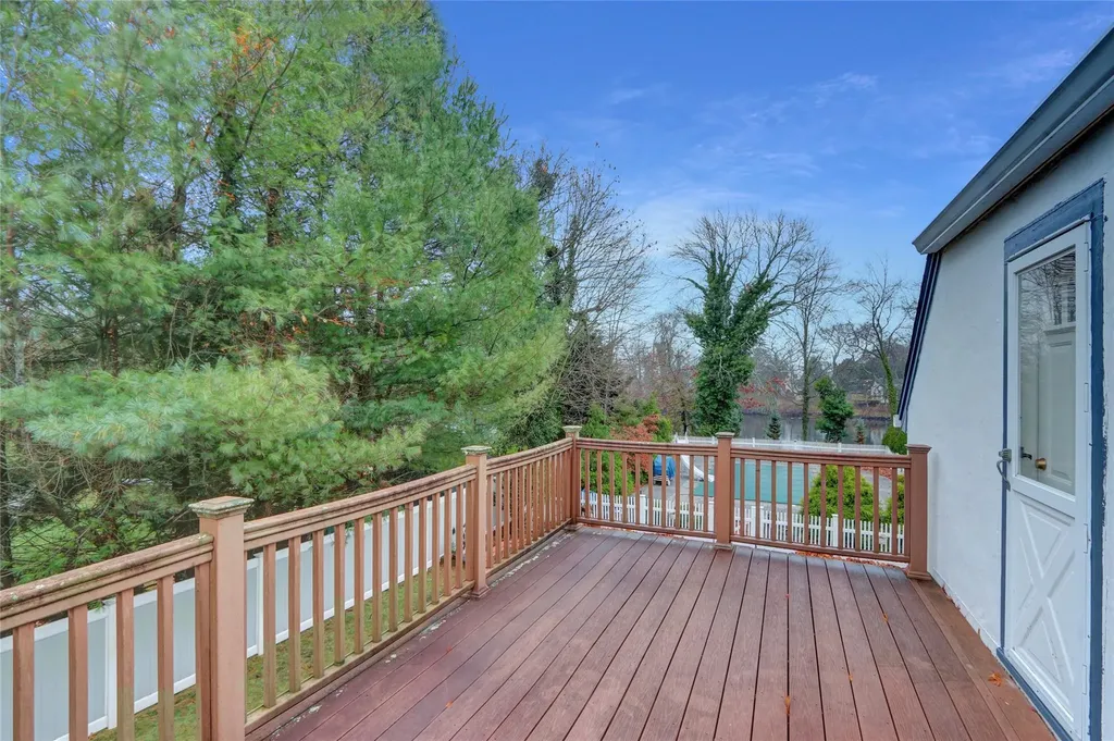 26 Lanier Lane Bay Shore NY 11706