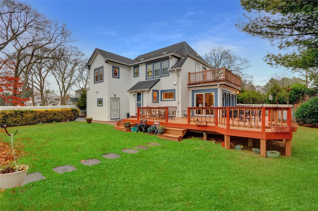 26 Lanier Lane Bay Shore NY 11706