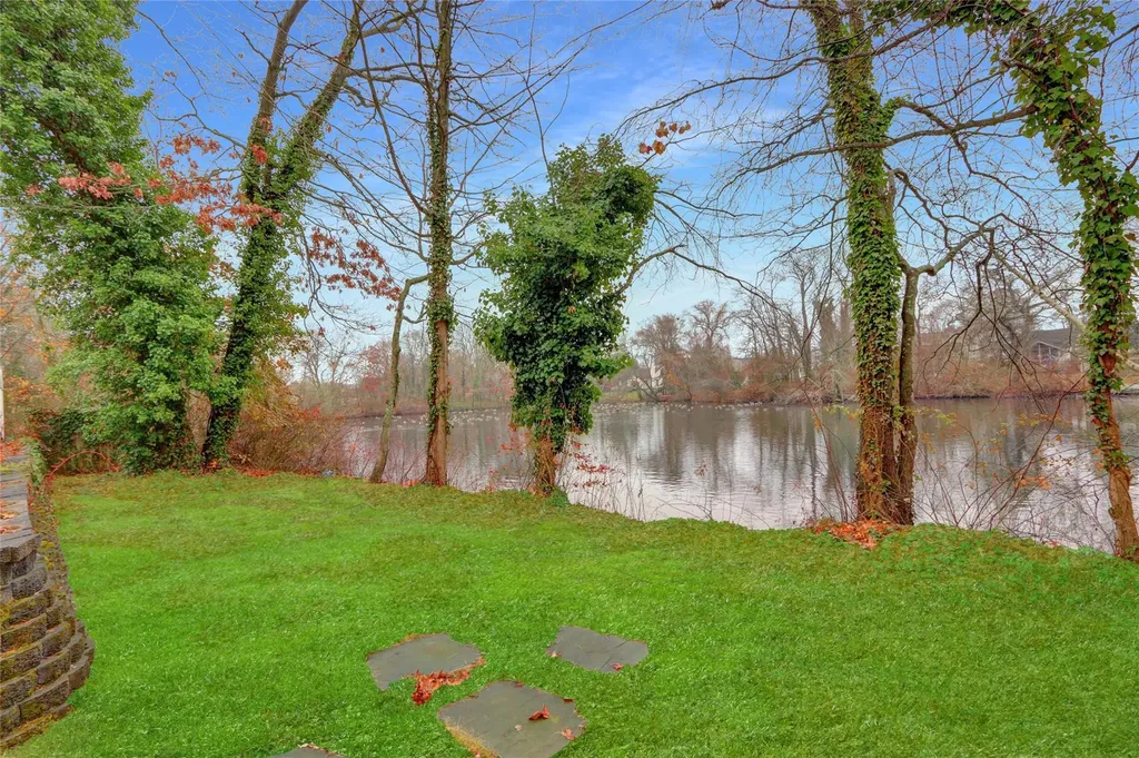 26 Lanier Lane Bay Shore NY 11706