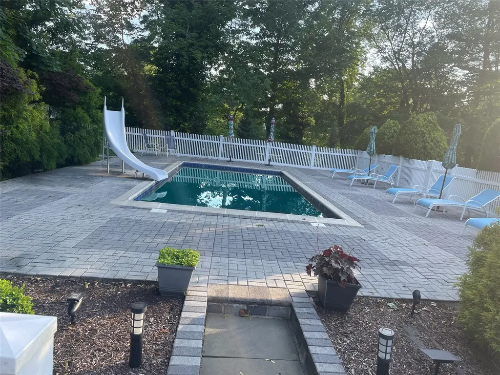 26 Lanier Lane Bay Shore NY 11706