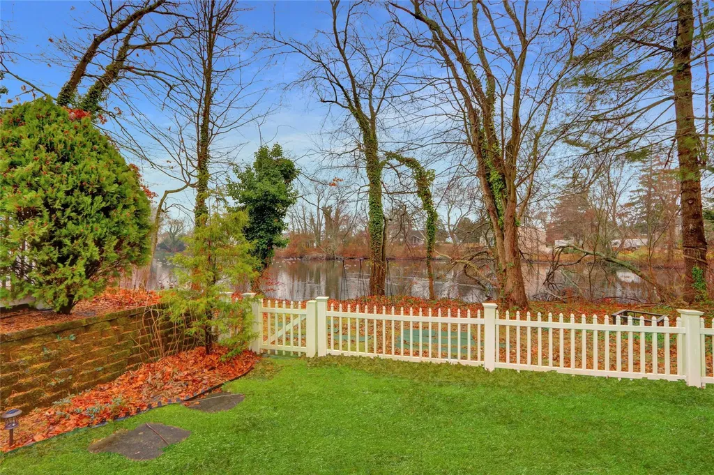 26 Lanier Lane Bay Shore NY 11706