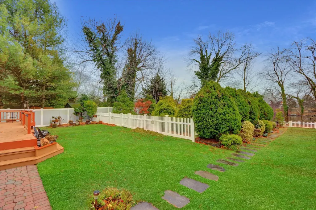 26 Lanier Lane Bay Shore NY 11706