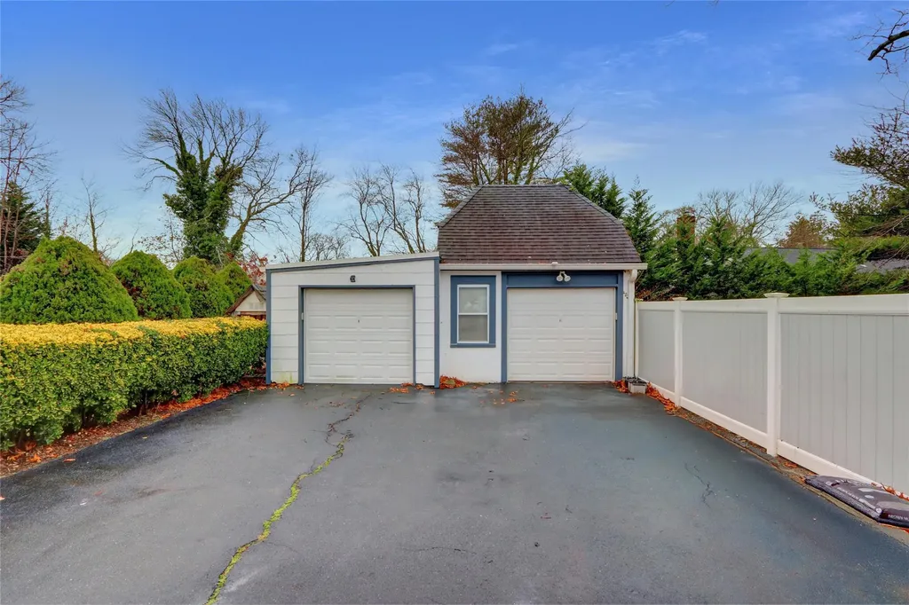 26 Lanier Lane Bay Shore NY 11706