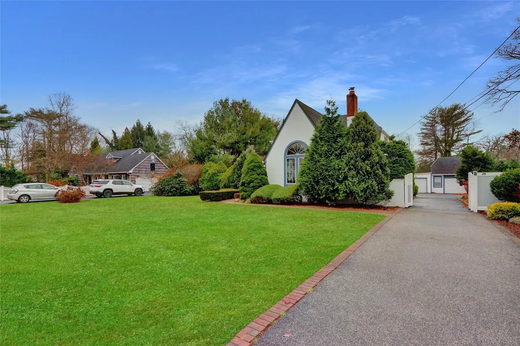 26 Lanier Lane Bay Shore NY 11706