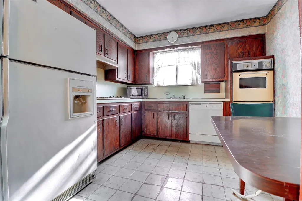 7241 Central Avenue Glendale NY 11385