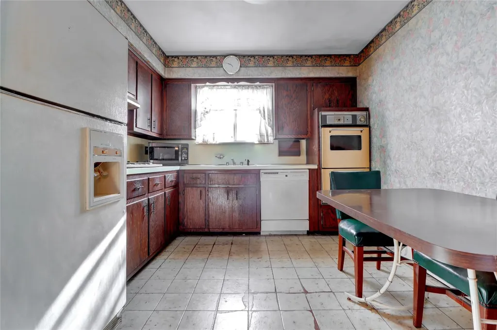 7241 Central Avenue Glendale NY 11385