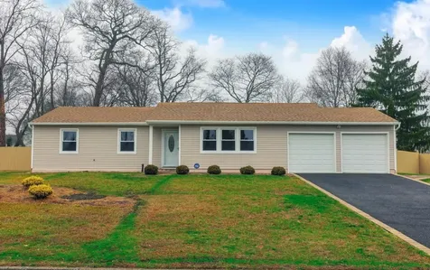 5 Westcliff Lane Lake Grove NY 11755