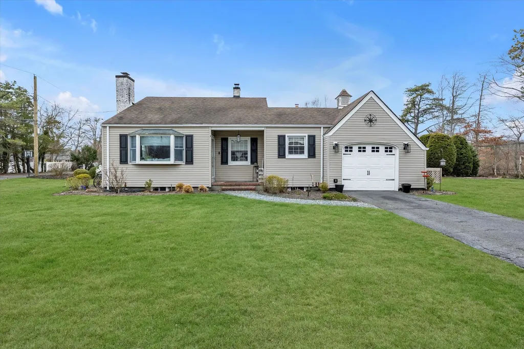 6 Brookway Oakdale NY 11769