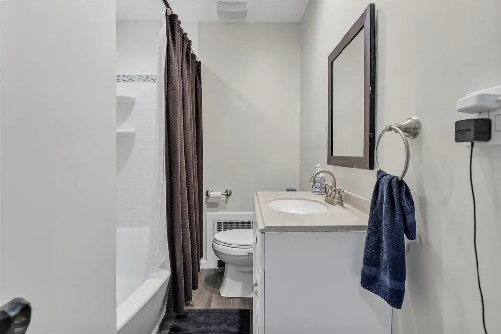 6 Brookway Oakdale NY 11769