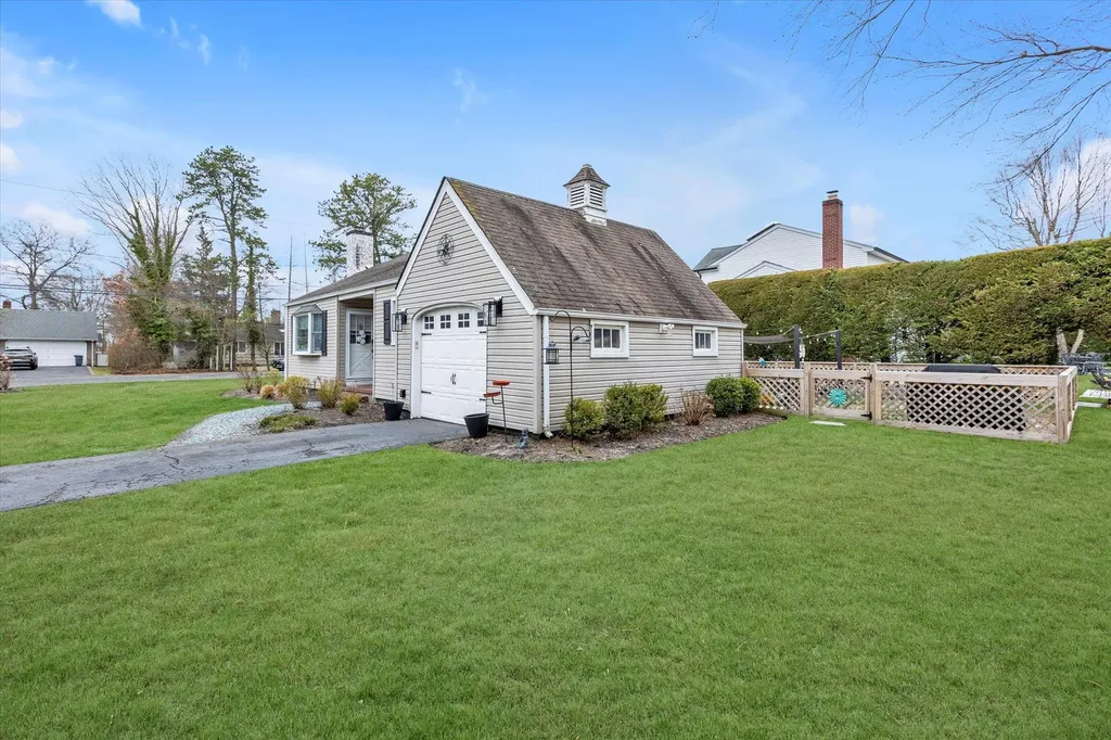 6 Brookway Oakdale NY 11769