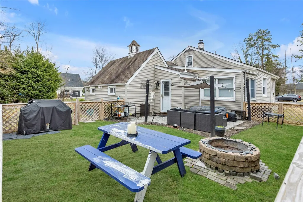 6 Brookway Oakdale NY 11769