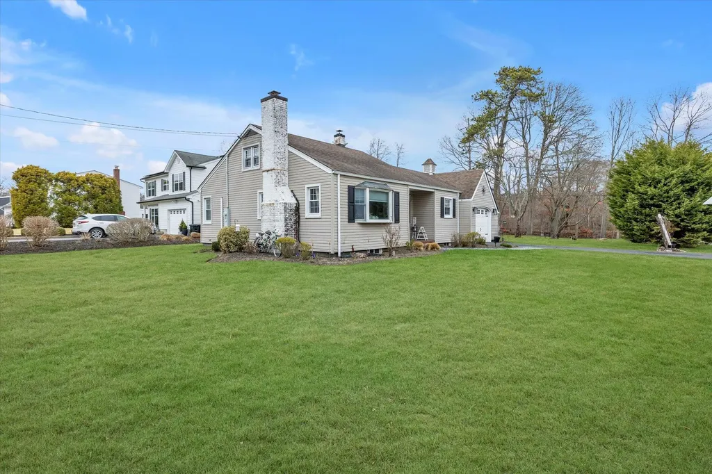 6 Brookway Oakdale NY 11769