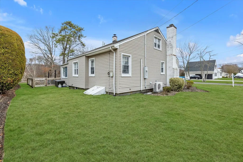 6 Brookway Oakdale NY 11769