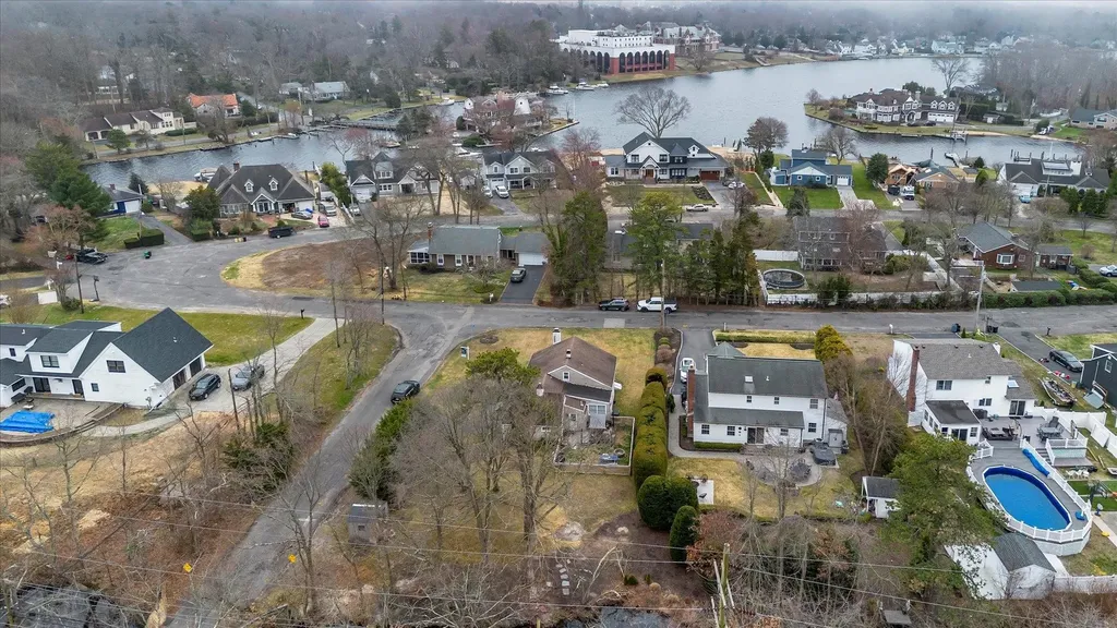 6 Brookway Oakdale NY 11769