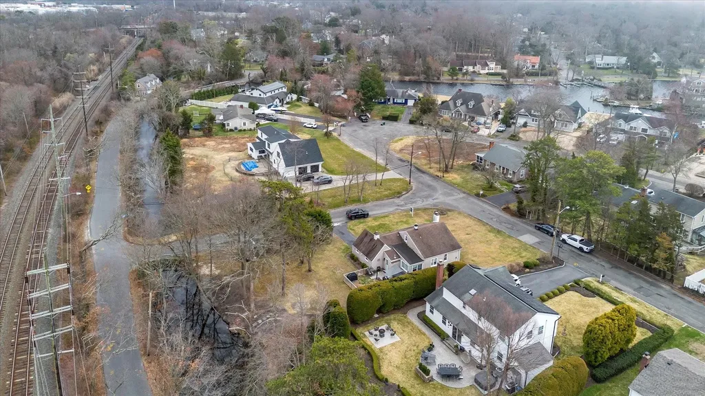 6 Brookway Oakdale NY 11769