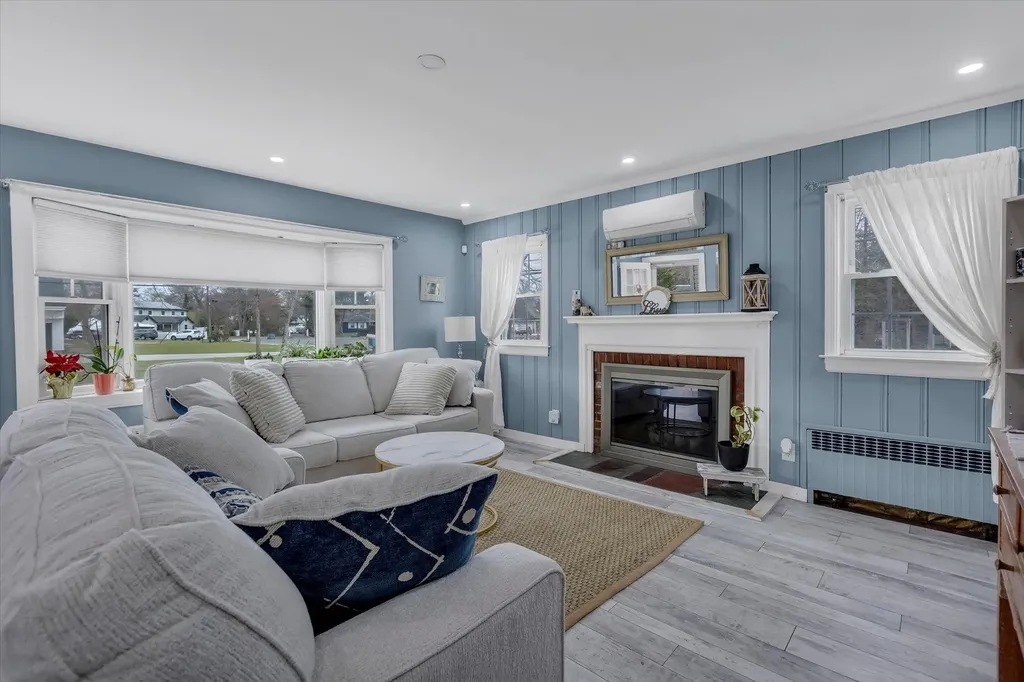 6 Brookway Oakdale NY 11769
